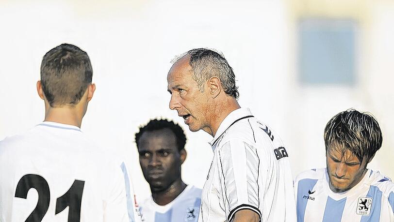 Hat für sein Team nur Lob übrig: 1860-Trainer Reiner Maurer gibt Anweisungen an (v.l.) Sandro Kaiser, Eke Uzoma und Daniel Halfar.Foto: sampics/Augenklick Hat für sein Team nur Lob übrig: 1860-Trainer Reiner Maurer gibt Anweisungen an (v.l.) Sandro Kaiser, Eke Uzoma und Daniel Halfar.Foto: sampics/Augenklick