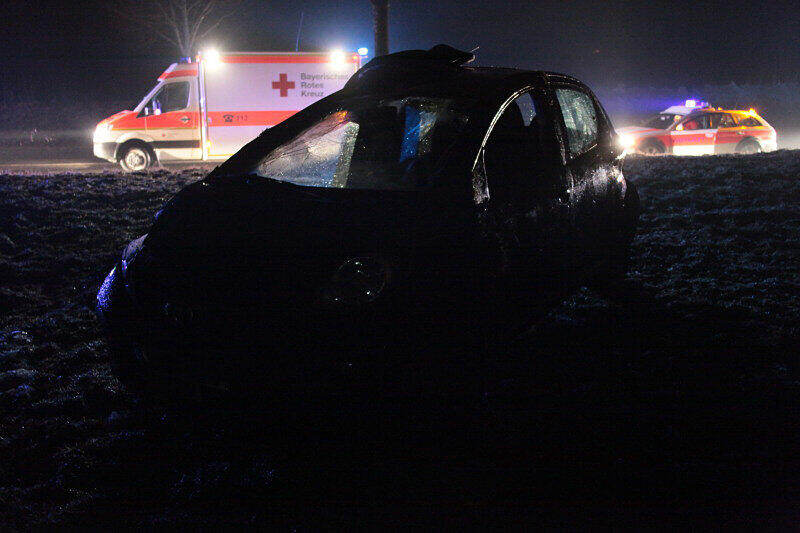 Auf spiegelglatter Fahrbahn hat sich am Sonntagmorgen bei Altötting ein Pkw überschlagen. Zwei Personen wurden dabei leicht verletzt. Die Bilder.