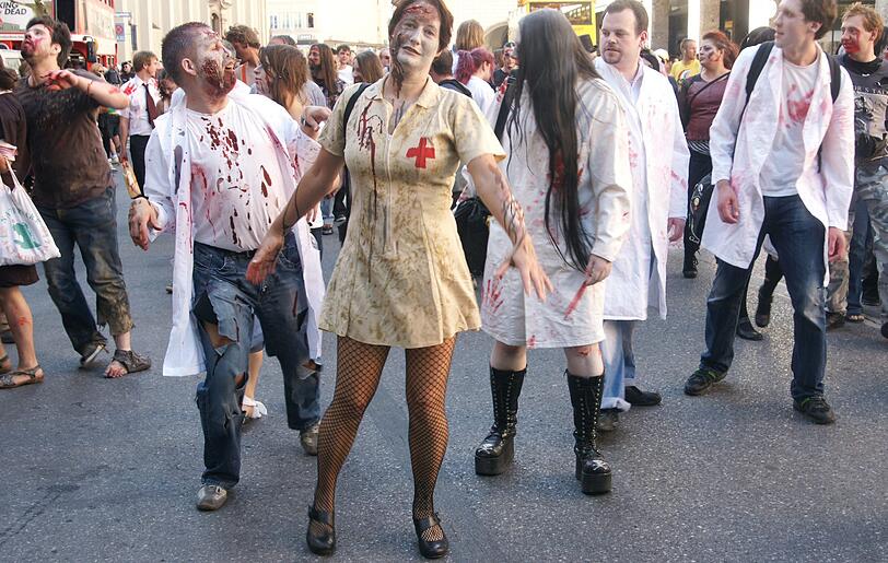 Die neue Staffel von "The Walking Dead" startet demnächst wieder bei FOX. Fans dieser Thriller- Reihe aus aller Welt feiern das auf sehr spekakuläre Art und Weise: Mit einem Zombiewalk. Übel zugerichtet und mit Kunstblut übersät erschrecken gut 700 Fans die Münchner am Karlsplatz Stachus. Die schrägsten Bilder.