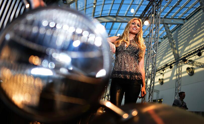 ...was für ein Ausschnitt. Die schöne Rosanna hat auch schon auf der Wiesn für Hingucker gesorgt.