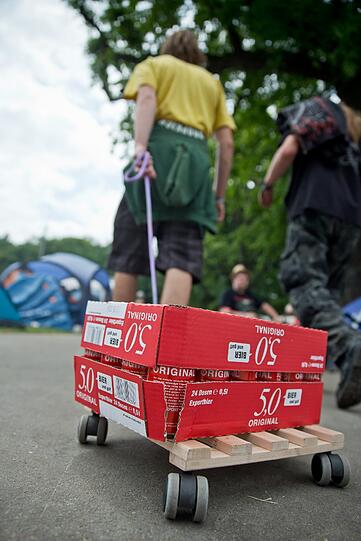 Bei diesen Festival-Besuchern ist für Bier-Nachschub gesorgt.