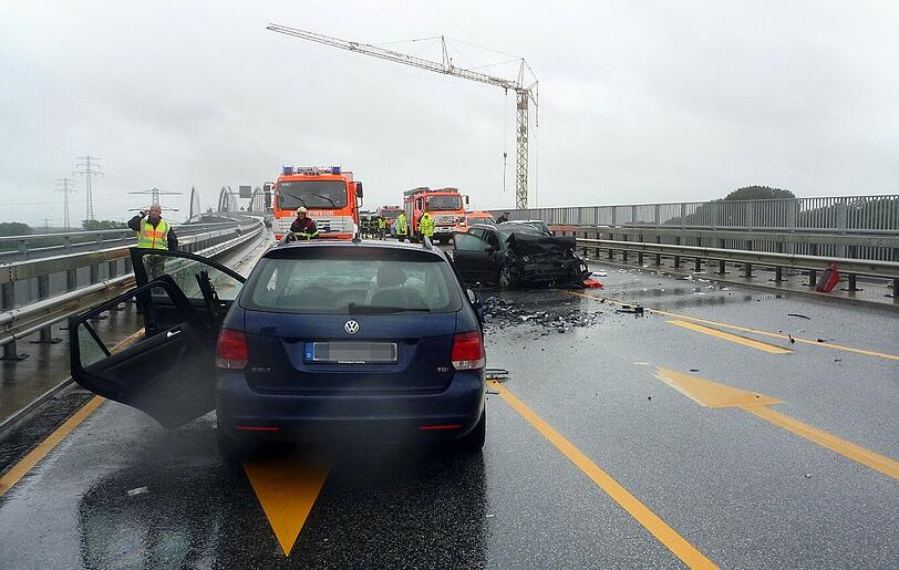 Schrecklicher Unfall bei Itzehoe: Ein überfüllter Audi rast in den Gegenverkehr. Zwei Menschen, darunter ein Kind, sterben bei dem Frontalcrash. Die Bilder von der Unfallstelle.