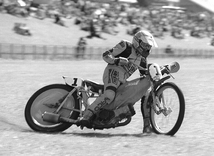 Platz 9: Egon Müller, das Enfant terrible auf zwei Rädern. Mit seinen langen blonden Haaren, kessen Sprüchen und seiner Art war er so etwas wie der Rockstar unter den Speedway-Artisten. Und Müller war erfolgreich. In den 33 Jahren seiner Karriere wurde er zur Legende seines Sports. Er holte vier WM-Titel und feierte 785 (!) Rennsiege.