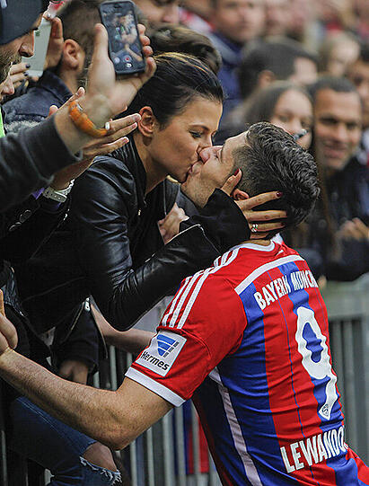 2013 hat sie Bayern-Star Robert Lewandowski (damals noch bei Borussia Dortmund) geheiratet, jetzt ist Anna Lewandowska (geborene Stachurska) im fünften Monat schwanger. Die schönsten Bilder der super-sportlichen Spielerfrau.