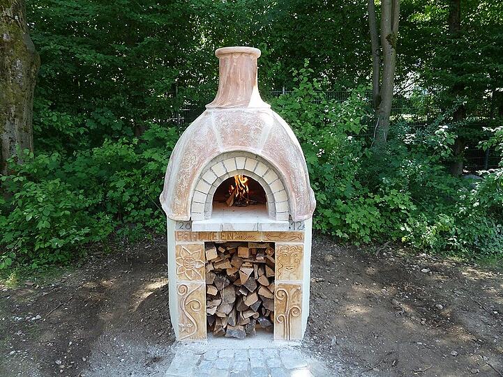 Das Ergebnis kann sich sehen lassen: Mit vereinten Kräften wurde im pfiffTEEN ein Brotbackofen gebaut.