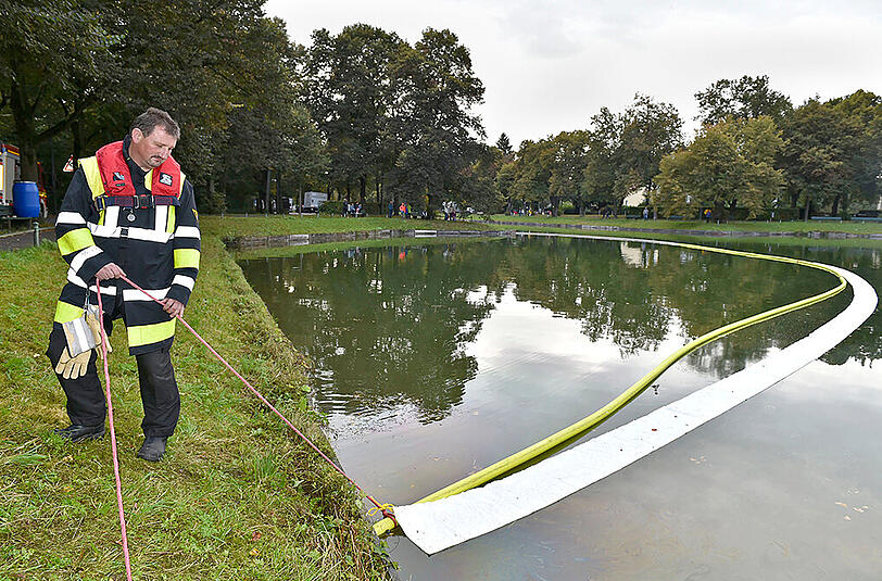 Feuerwehreinsatz am Nymphenburger Schlosskanal - inzwischen ist das Wasser wieder sauber.