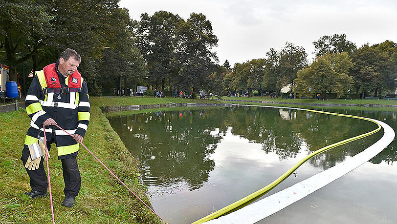 Feuerwehreinsatz am Nymphenburger Schlosskanal - inzwischen ist das Wasser wieder sauber. Feuerwehreinsatz am Nymphenburger Schlosskanal - inzwischen ist das Wasser wieder sauber.