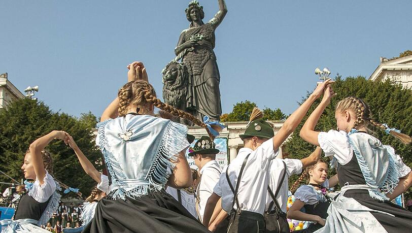 Jugendliche in Tracht tanzen und feiern vor der Bavaria. (Archivbild)