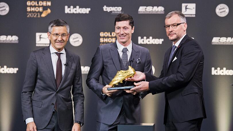 Fan von Robert Lewandowski (M.): Bayern-Präsident Herbert Hainer (l.), hier bei der Verleihung des Goldenen Schuhs. Fan von Robert Lewandowski (M.): Bayern-Präsident Herbert Hainer (l.), hier bei der Verleihung des Goldenen Schuhs.