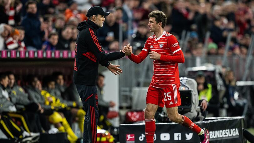 "Ich habe mich wahnsinnig gefreut über seine Reaktion auf dem Trainingsplatz", sagt Thomas Tuchel (l.) über Thomas Müller, der gegen Manchester City zweimal auf der Bank saß.