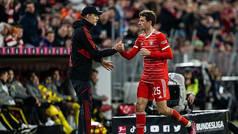 "Ich habe mich wahnsinnig gefreut über seine Reaktion auf dem Trainingsplatz", sagt Thomas Tuchel (l.) über Thomas Müller, der gegen Manchester City zweimal auf der Bank saß.