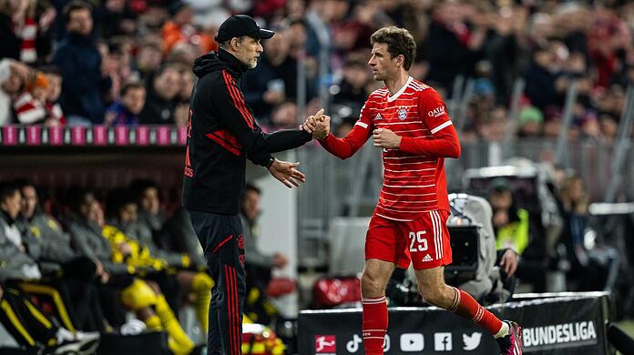 "Ich habe mich wahnsinnig gefreut über seine Reaktion auf dem Trainingsplatz", sagt Thomas Tuchel (l.) über Thomas Müller, der gegen Manchester City zweimal auf der Bank saß.