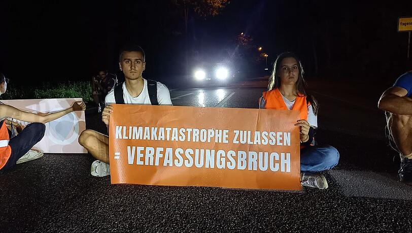 "Klimakatastrophe zulassen = Verfassungsbruch" steht auf dem Banner der Aktivisten.