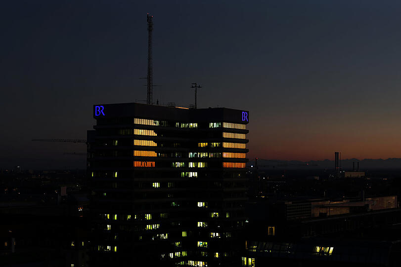 Das imposante BR-Hochhaus, in dem noch fleißig gearbeitet wird.