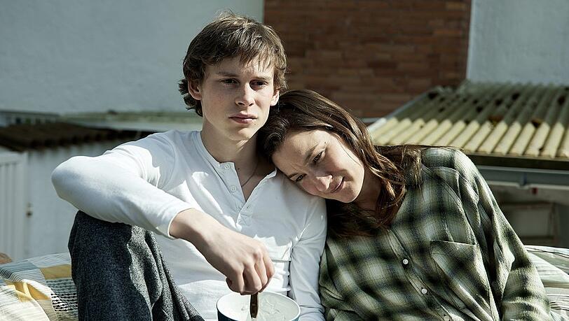 "Wir für immer": Jann (Philip Günsch) liebt seine Mutter Lina (Marie Leuenberger) grenzenlos.