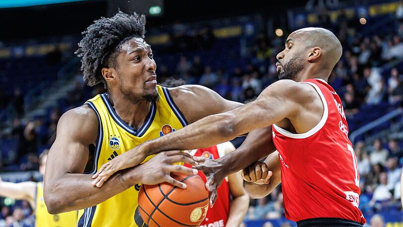 Alba-Center David McCormack wird vom MBC-Akteur Akeem Vargas attackiert.