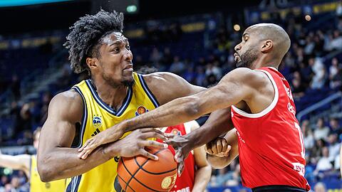 Alba-Center David McCormack wird vom MBC-Akteur Akeem Vargas attackiert.