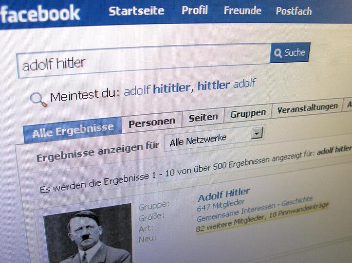 Auf einem Computermonitor steht die Trefferliste der Suche nach "Adolf Hitler" des Online-Anbieters Facebook (Illustration).
