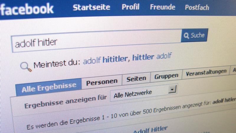 Auf einem Computermonitor steht die Trefferliste der Suche nach "Adolf Hitler" des Online-Anbieters Facebook (Illustration). Auf einem Computermonitor steht die Trefferliste der Suche nach "Adolf Hitler" des Online-Anbieters Facebook (Illustration).