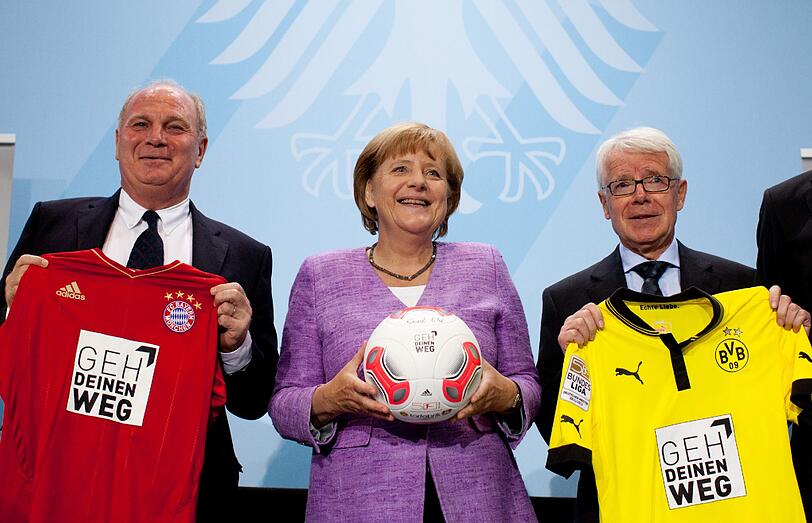 &bdquo;Angela Merkel ist die größte Garantie, dass der Euro überlebt&ldquo;, meint Uli Hoeneß. Der 60-Jährige blickt darum zuversichtlich in die Zukunft, auch wegen Wolfgang Schäuble (CDU): &bdquo;Der Euro wird überleben. Und das wird in erster Linie der Verdienst von Angela Merkel und unserem Finanzminister sein. Sie betreiben eine sensationelle Politik.&ldquo; Foto: Kay Nietfeld