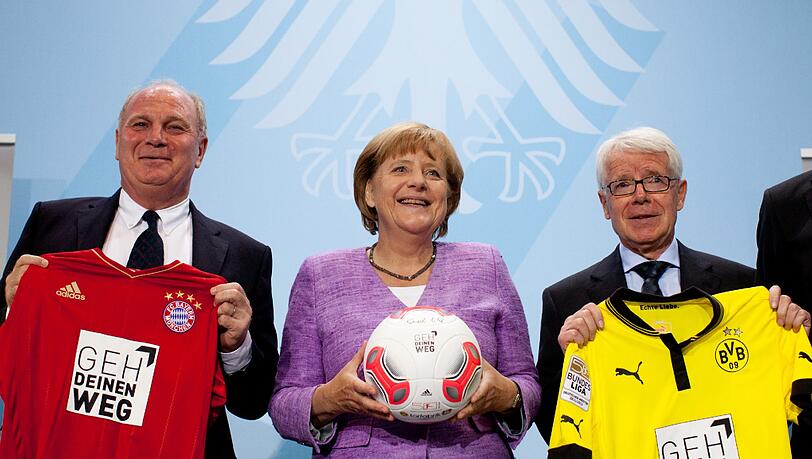 „Angela Merkel ist die größte Garantie, dass der Euro überlebt“, meint Uli Hoeneß. Der 60-Jährige blickt darum zuversichtlich in die Zukunft, auch wegen Wolfgang Schäuble (CDU): „Der Euro wird überleben. Und das wird in erster Linie der Verdienst von Angela Merkel und unserem Finanzminister sein. Sie betreiben eine sensationelle Politik.“ Foto: Kay Nietfeld „Angela Merkel ist die größte Garantie, dass der Euro überlebt“, meint Uli Hoeneß. Der 60-Jährige blickt darum zuversichtlich in die Zukunft, auch wegen Wolfgang Schäuble (CDU): „Der Euro wird überleben. Und das wird in erster Linie der Verdienst von Angela Merkel und unserem Finanzminister sein. Sie betreiben eine sensationelle Politik.“ Foto: Kay Nietfeld