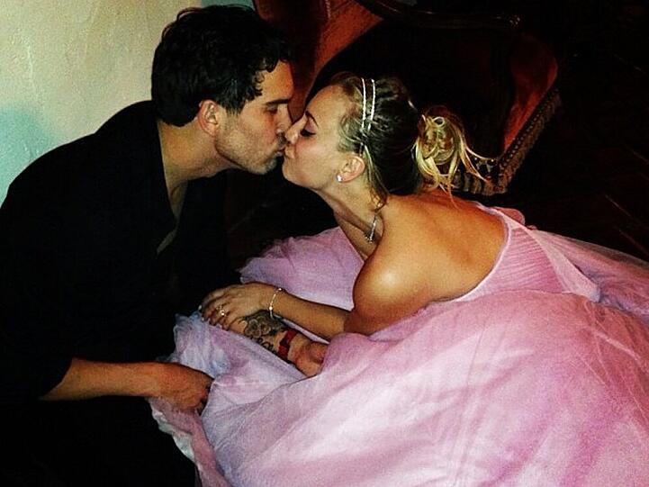 Küssen sich zärtlich nach ihrer Hochzeit: Ryan Sweeting und Kaley Cuoco