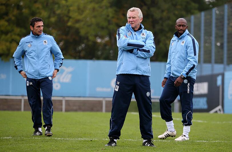 Zwei von Möhlmanns Männern: Der neue Löwen-Trainer mit seinen beiden Assistenten Collin Benjamin und Sven Kmetsch.