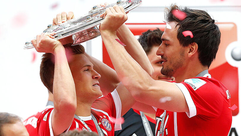 Auch in diesem Jahr ist dem FC Bayern - hier feiern Joshua Kimmich (links) und Mats Hummels den Titelgewinn 2017 - die Meisterschaft nicht zu nehmen.
