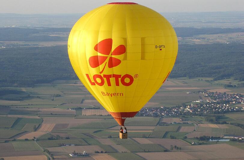 In einem Heißluftballon von Lotto Bayern werden die Gewinner der AZ-Verlosung über München gefahren.