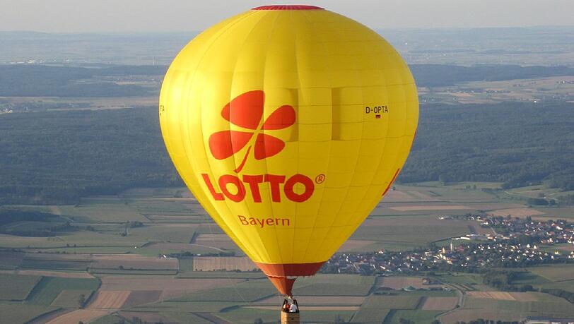 In einem Heißluftballon von Lotto Bayern werden die Gewinner der AZ-Verlosung über München gefahren. In einem Heißluftballon von Lotto Bayern werden die Gewinner der AZ-Verlosung über München gefahren.