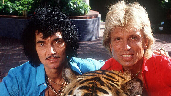 Die Anfänge: Roy Horn (l.) und Siegfried Fischbacher sitzen neben einem ihrer Tiger auf ihrem Anwesen in Las Vegas 1980. Die Anfänge: Roy Horn (l.) und Siegfried Fischbacher sitzen neben einem ihrer Tiger auf ihrem Anwesen in Las Vegas 1980.
