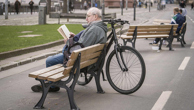 Auf der Bank alleine eine Buch lesen ist nicht erlaubt. Oder doch? Auf der Bank alleine eine Buch lesen ist nicht erlaubt. Oder doch?