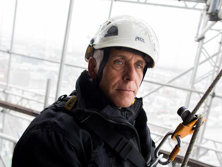 Ein Job in luftiger Höhe: Wolfgang Schmitz auf einem Gerüst des Nordturms der Kathedrale.