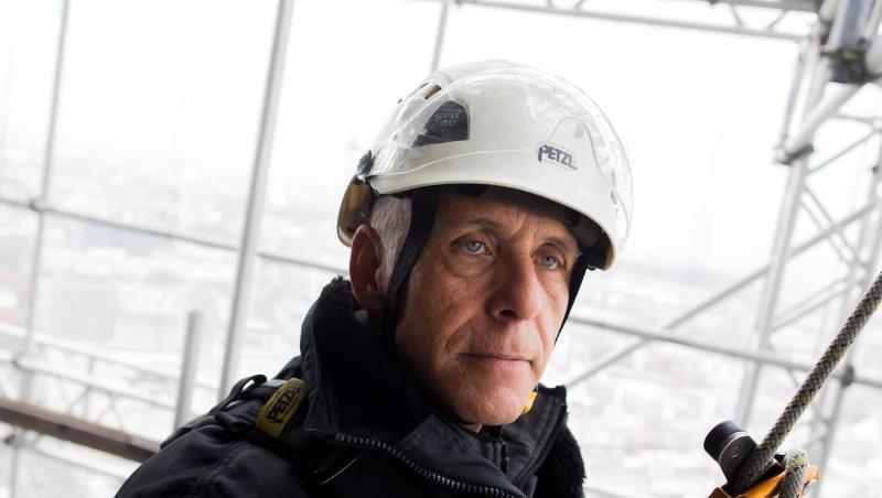Ein Job in luftiger Höhe: Wolfgang Schmitz auf einem Gerüst des Nordturms der Kathedrale. Ein Job in luftiger Höhe: Wolfgang Schmitz auf einem Gerüst des Nordturms der Kathedrale.