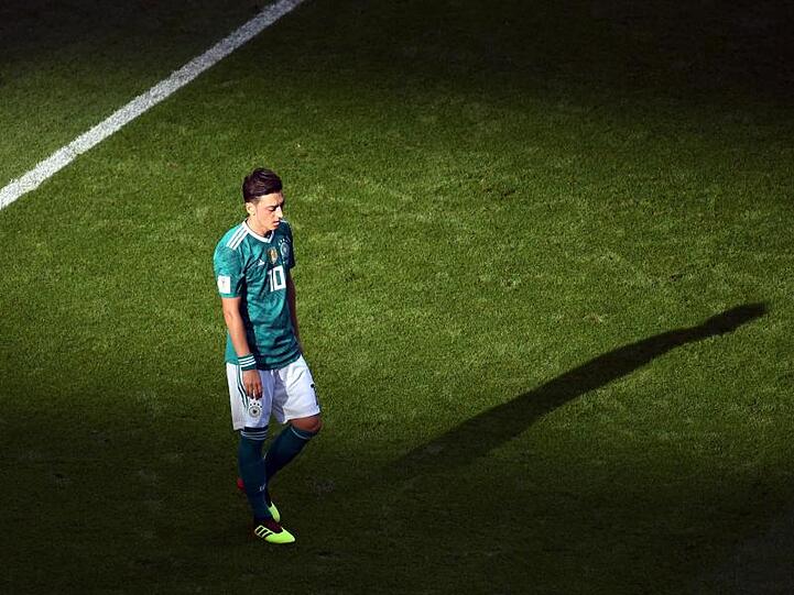 Letzter Abgang im DFB-Trikot: Özil verlässt nach der WM-Niederlage gegen Südkorea den Platz.
