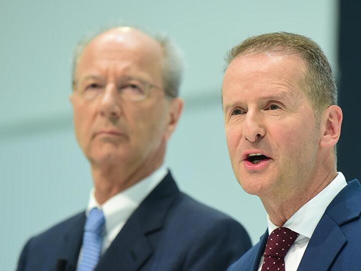 Herbert Diess (r), Vorstandsvorsitzender der Volkswagen AG, und Hans Dieter Pötsch, Chef des VW-Aufsichtsrats.