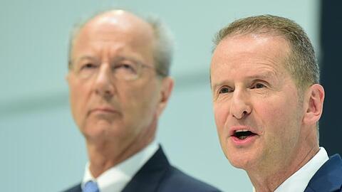 Herbert Diess (r), Vorstandsvorsitzender der Volkswagen AG, und Hans Dieter Pötsch, Chef des VW-Aufsichtsrats.