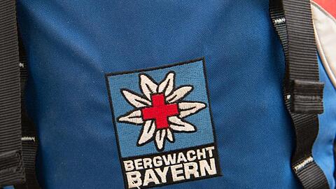 Das Logo der Bergwacht ist an einem Rucksack zu sehen.