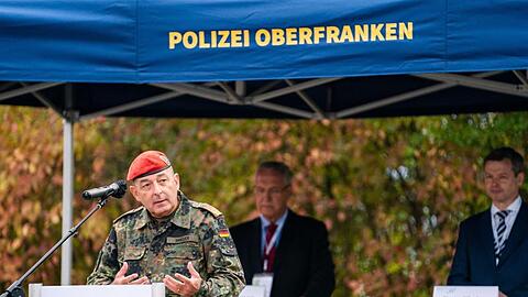 Generalmajor Carsten Breuer (l) ist für die Leitung des geplanten Corona-Krisenstabs im Gespräch.