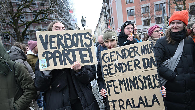 Trotz Sauwetter: Viele junge Münchner protestieren am Sonntag gegen das Verbot der Gendersprache durch die Staatsregierung.