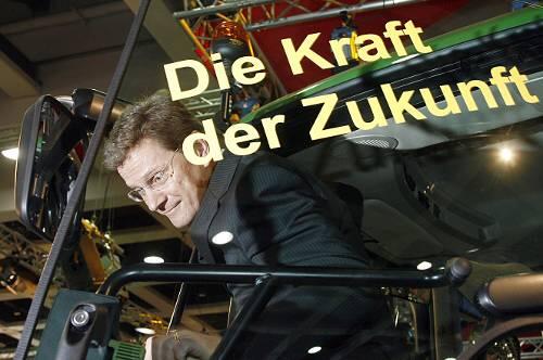 Guido Westerwelle kann derzeit vor Kraft kaum laufen - also besteigt der FDP-Chef lieber einen Traktor.