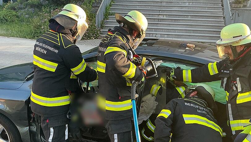 Die Feuerwehr München im Einsatz bei einem Verkehrsunfall in der Aubinger Straße in Pasing.
