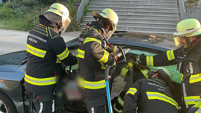 Die Feuerwehr München im Einsatz bei einem Verkehrsunfall in der Aubinger Straße in Pasing.