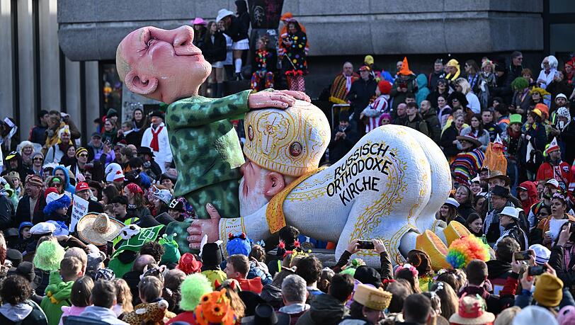 Besonders ein zwischen Kremlchef Wladimir Putin und Patriarch Kirill als Karikatur dargestellter Oralverkehr ist Gegenstand des umstrittenen Gerichtsverfahrens gegen den Karnevalisten Jacques Tilly. (Archivbild)