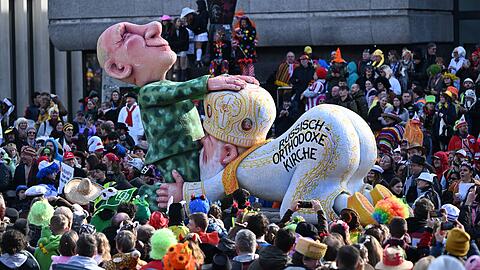 Besonders ein zwischen Kremlchef Wladimir Putin und Patriarch Kirill als Karikatur dargestellter Oralverkehr ist Gegenstand des umstrittenen Gerichtsverfahrens gegen den Karnevalisten Jacques Tilly. (Archivbild)