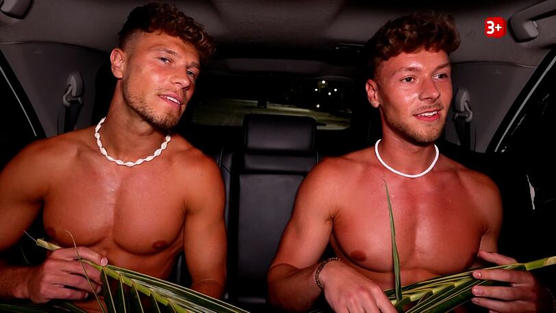 Wollen mit nackten Tatsachen überzeugen: Bruderpaar Daniel (28) und Elias (23) aus Österreich. Wollen mit nackten Tatsachen überzeugen: Bruderpaar Daniel (28) und Elias (23) aus Österreich.