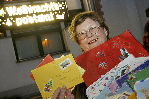 Alle Hände voll zu tun: Rosemarie Schotte von der Himmelstädter Poststelle.