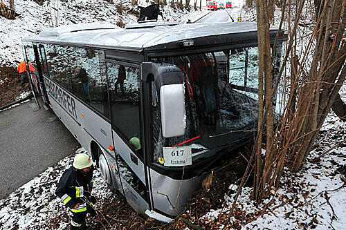 Bei einem Unfall mit einem schulbus sind 17 Menschen verletzt worden.