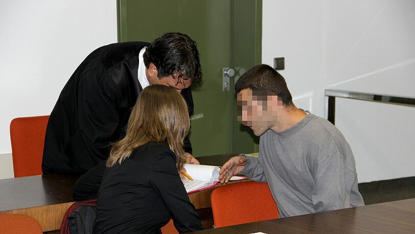 Im Landgericht: Sex-Täter Marius C. bespricht mit seinem Anwalt und der Dolmetscherin. Im Landgericht: Sex-Täter Marius C. bespricht mit seinem Anwalt und der Dolmetscherin.