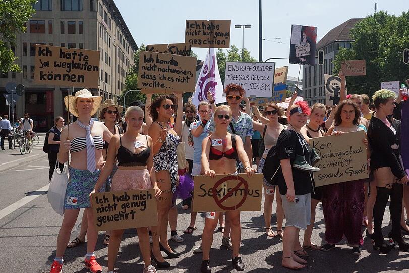 Am Samstag gingen beim "Slutwalk" hunderte Menschen auf die Straße. Er richtet sich gegen sexuelle Gewalt. Die Bilder!